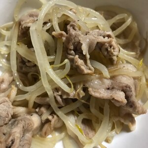 簡単！クセになる♪豚肉ともやしの甘酢炒め